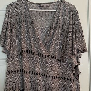 Jennifer Lopez Gray and Black Geometric Flutter-Sleeve Blouse